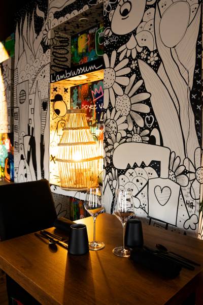 Une salle lumineuse et accueillante pour partager un moment gourmand au restaurant L’Ambrussum à Villetelle
