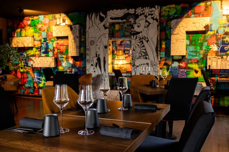 Un espace à l’atmosphère feutrée et élégante, où chaque détail de la décoration a été pensé pour offrir un moment de détente et de convivialité autour de la table.