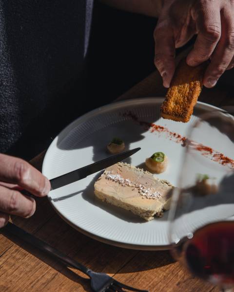 Un espace à l’atmosphère feutrée et élégante, où chaque détail de la décoration a été pensé pour offrir un moment de détente et de convivialité autour de la table.